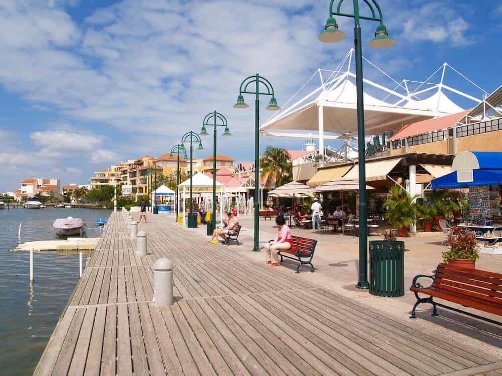 La Isla Shoopinh Village restaurants with a lagoon view