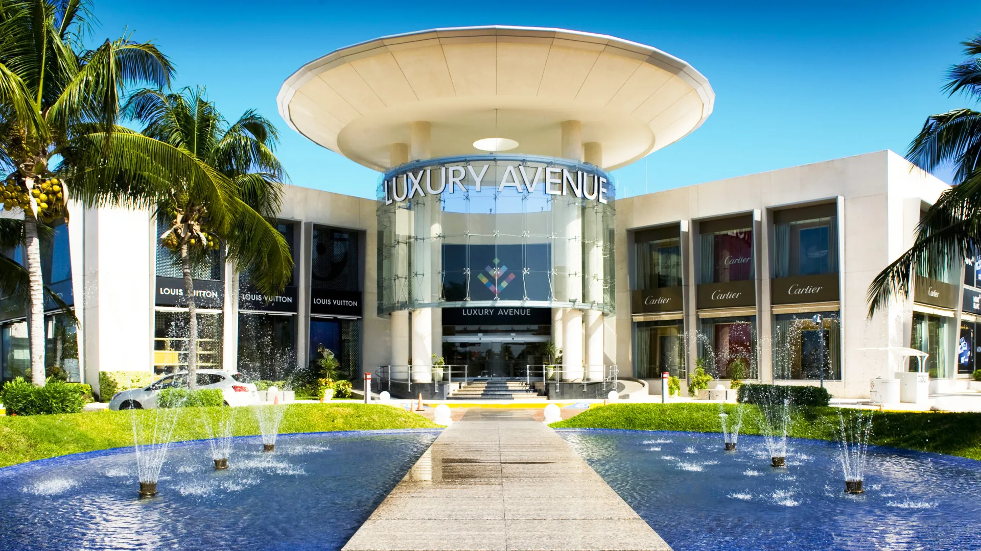 High-End Shopping: Luxury Avenue