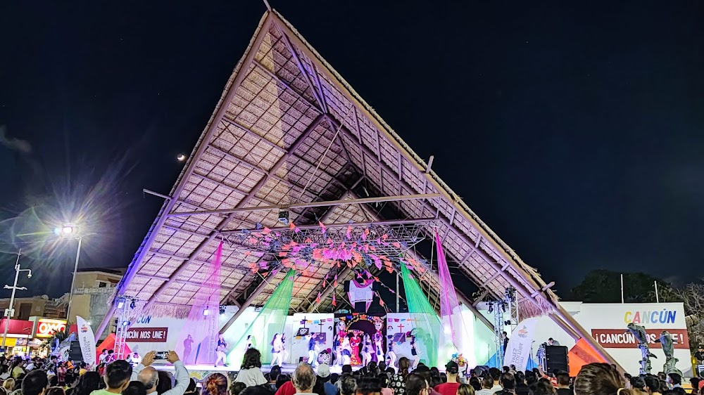 Dancing at Parque de las Palapas