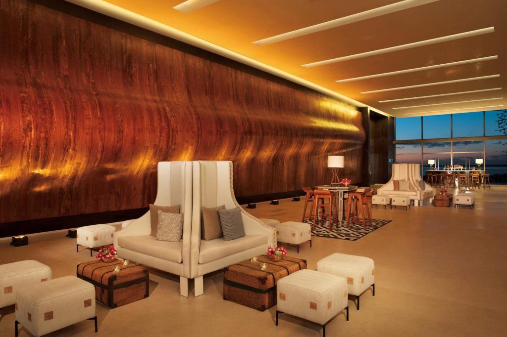 Secrets The Vine stands out for its focus on fine wine and haute gastronomie, offering daily tastings led by expert sommeliers and an impressive private wine cellar. Indeed, this culinary focus makes it a true paradise for food and wine lovers looking for a sophisticated vacation.