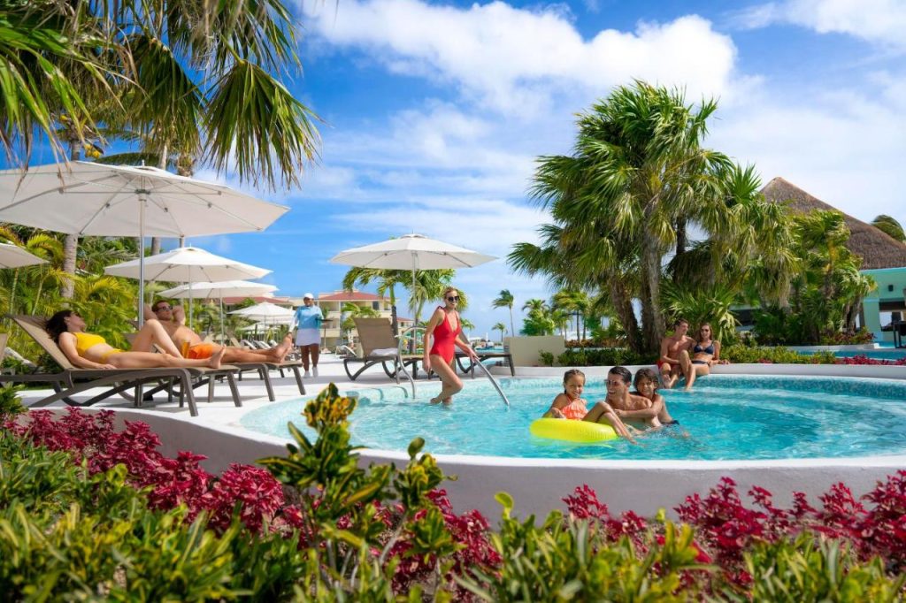When checking current moon palace cancun reviews, you immediately notice a widespread round of applause for the warmth of the Mexican staff.